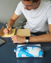 Cargar imagen en el visor de la galería, Cartuchera de plástico reciclado - Azul Blanco