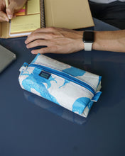 Cargar imagen en el visor de la galería, Cartuchera de plástico reciclado - Azul Blanco